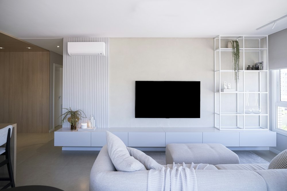 Walnoot cinewall met zwevend meubel in Breda
