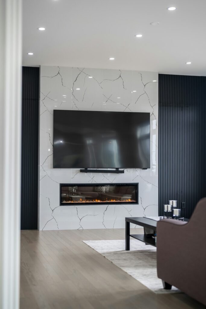 Grijze cinewall met lamellen, televisie en haard in Rotterdam